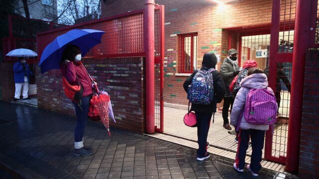 Alumnos a la entrada de un colegio en la Comunidad de Madrid