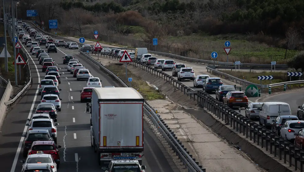 Decenas de vehículos en el kilómetro 15 de la A3, a 5 de enero de 2024, en Madrid (España). La Dirección General de Tráfico (DGT) prevé 3 millones de desplazamientos por carretera en la tercera y última fase de la operación de tráfico de Navidad, que comienza hoy a las 15.00 horas y finaliza en la medianoche del domingo 7 de enero