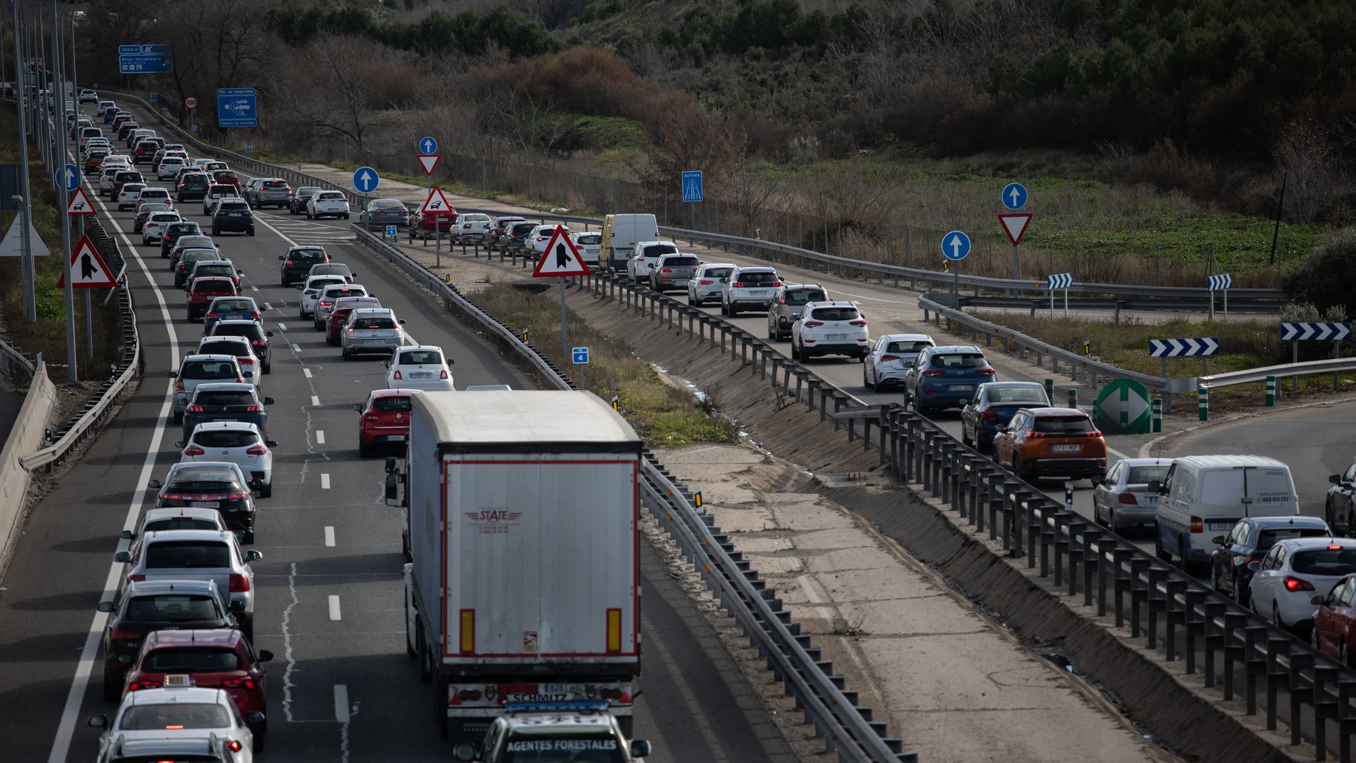 Decenas de vehículos en el kilómetro 15 de la A3, a 5 de enero de 2024, en Madrid (España). La Dirección General de Tráfico (DGT) prevé 3 millones de desplazamientos por carretera en la tercera y última fase de la operación de tráfico de Navidad, que comienza hoy a las 15.00 horas y finaliza en la medianoche del domingo 7 de enero