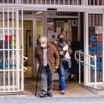Un hombre con mascarilla por el centro de salud de Embajadores, a 5 de enero de 2024, en Madrid (España). Los contagios por gripe han aumentado un 75,7 por ciento en una semana en España. Por este motivo, la Sociedad Española de Medicina de Familia y Comunitaria (SemFYC) ha reclamado la implantación de medidas de protección "extraordinarias", como las mascarillas.