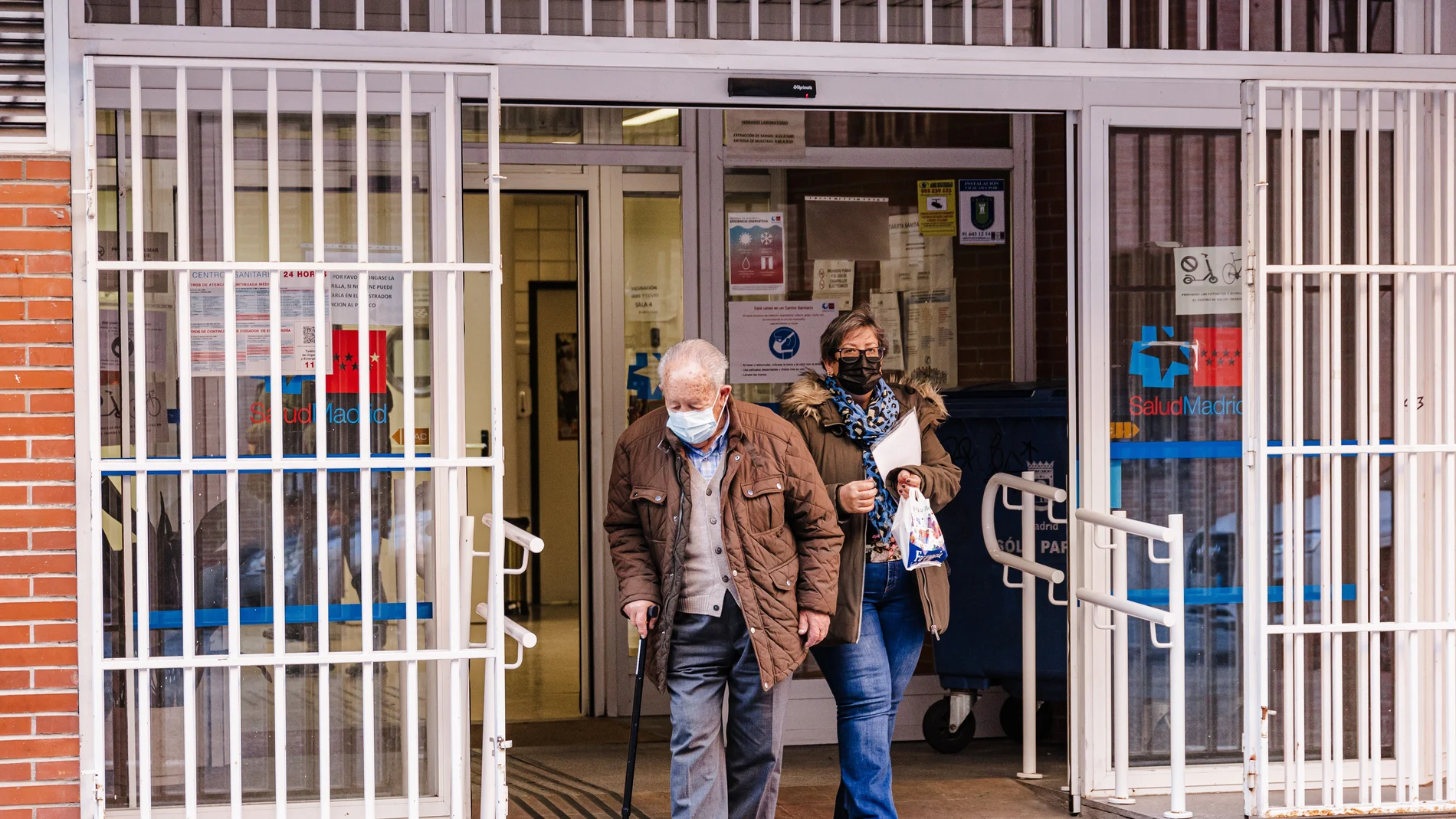 Un hombre con mascarilla por el centro de salud de Embajadores, a 5 de enero de 2024, en Madrid (España). Los contagios por gripe han aumentado un 75,7 por ciento en una semana en España. Por este motivo, la Sociedad Española de Medicina de Familia y Comunitaria (SemFYC) ha reclamado la implantación de medidas de protección "extraordinarias", como las mascarillas.