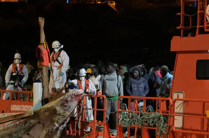 El cayuco en el que se salvaron 15 migrantes, dejando a entre 30 o 40 compatriotas muertos 