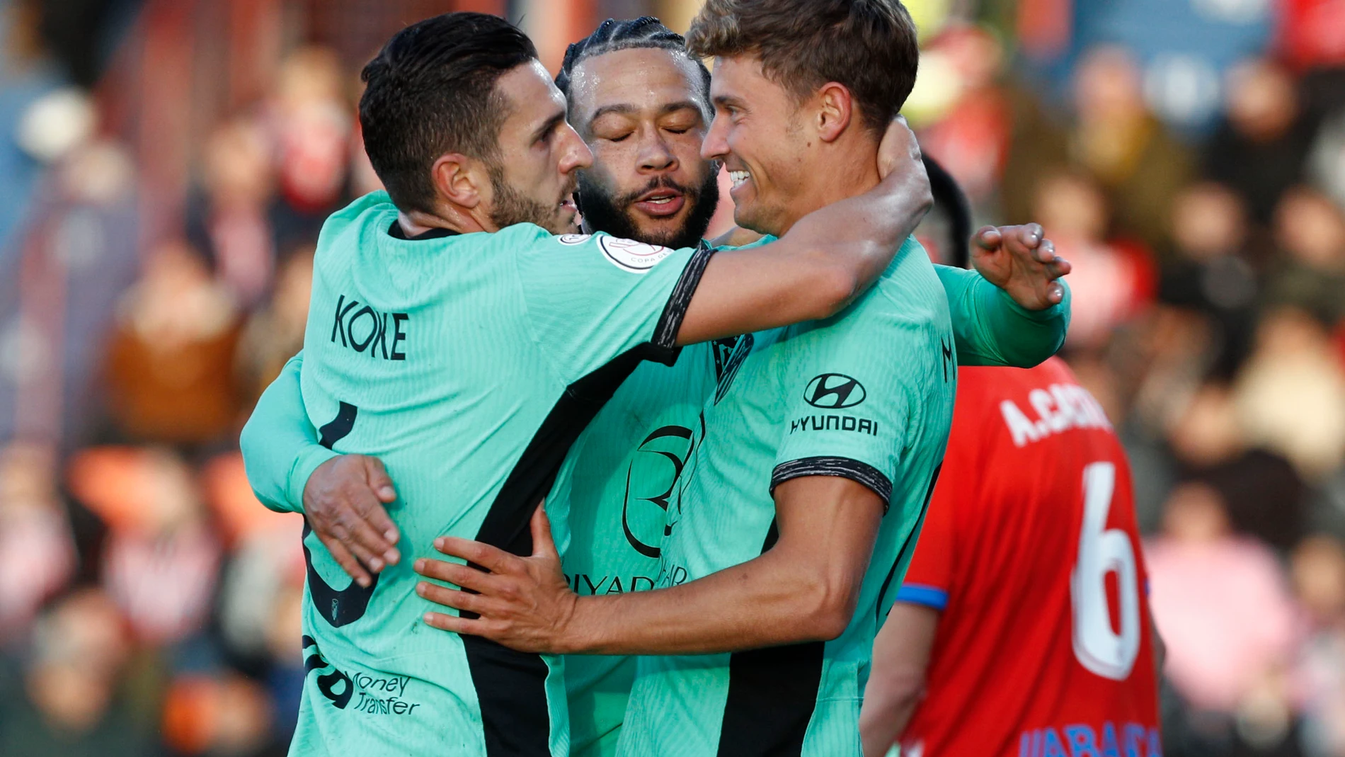 LUGO, 06/01/2024.- El delantero del Atlético de Madrid Memphis Depay (c) celebra con sus compañeros Marcos Llorente (d) y Koke Resurrección (i) tras marcar el 1-3 durante el partido de dieciseisavos de final de la Copa del Rey que enfrenta este sábado al CD Lugo y al Atlético de Madrid en el Estadio Anxo Carro de la ciudad lucense. EFE/ Eliseo Trigo 