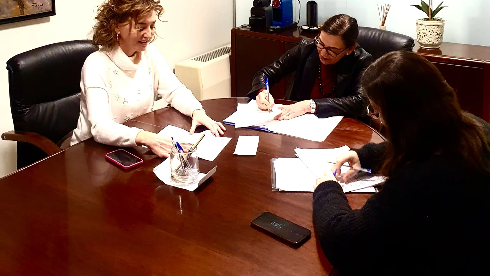 Firma de la compra de las tres viviendas