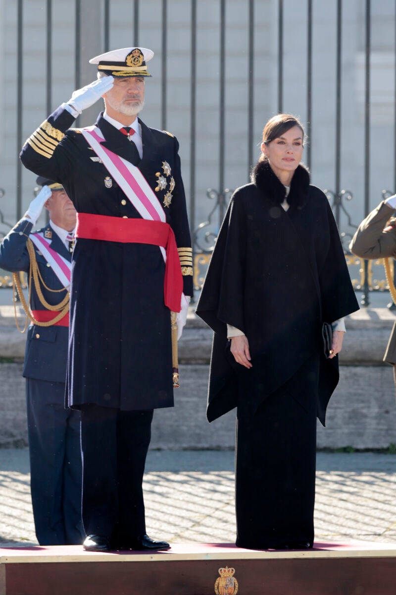 La Reina Letizia con conjunto de top satinado y falda maxi combinado con capa de cuello de pelo.