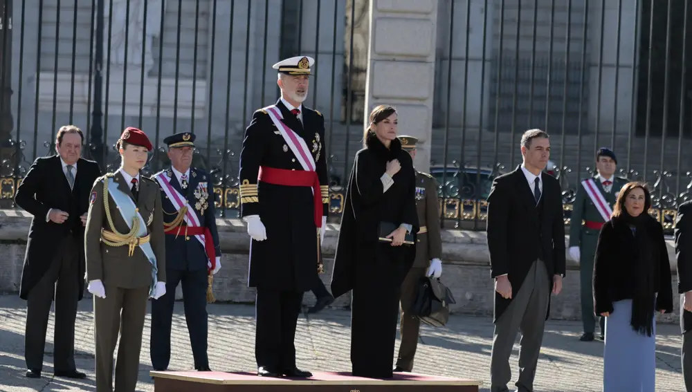 Sus Majestades los Reyes y la Princesa Leonor con el uniforme de gala del Ejército de Tierra.