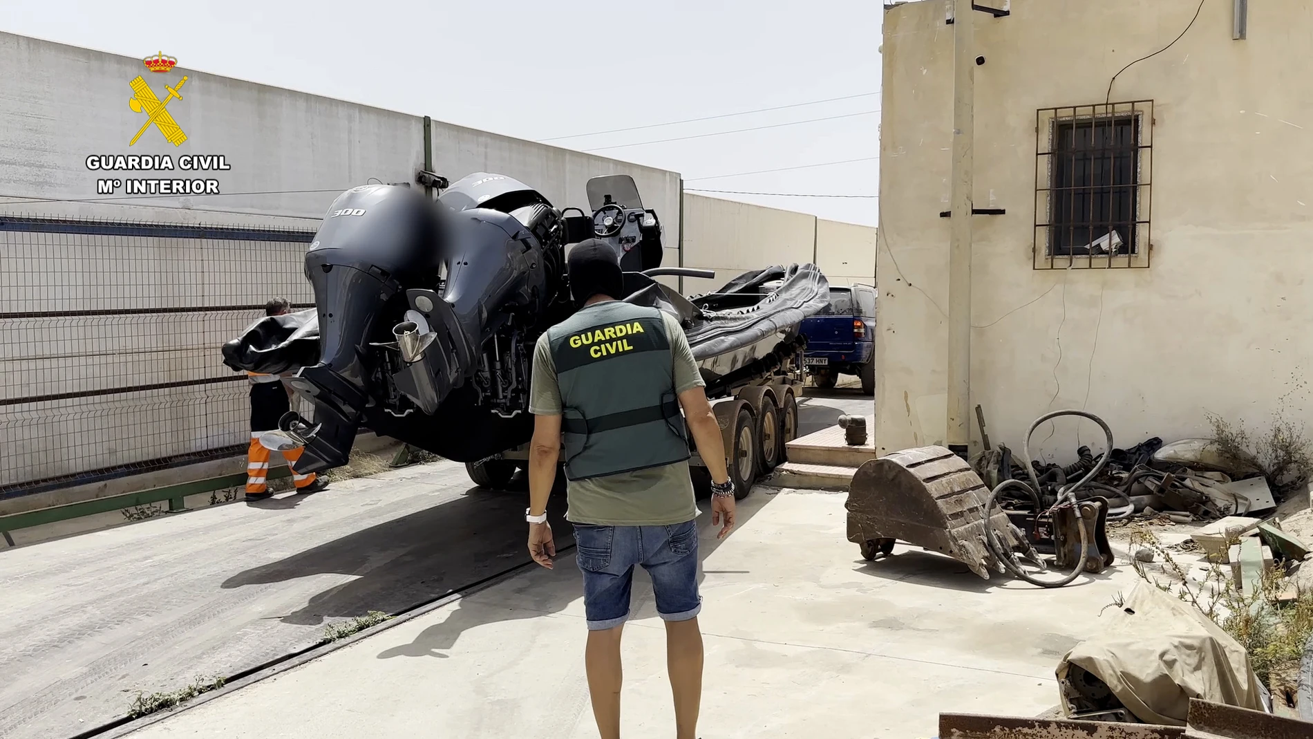 ALMERÍA, 06/01/2024.-La Guardia Civil, a través del Equipo de Delincuencia Organizada y Antidroga (E.D.O.A.), ha detenido a 18 personas en el marco de la Operación Eagle acusados de los presuntos delitos de pertenencia a organización criminal, tráfico de drogas, tenencia ilícita de armas y contrabando. Con el avance de la investigación de este grupo, la Guardia Civil ha llevado a cabo cinco registros e inspecciones en las localidades de Roquetas de Mar, Vícar y Almería en los que se han apr...
