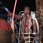 El Rey Gaspar vuelve a acaparar todas las miradas en la cabalgata de los Reyes Magos en Madrid