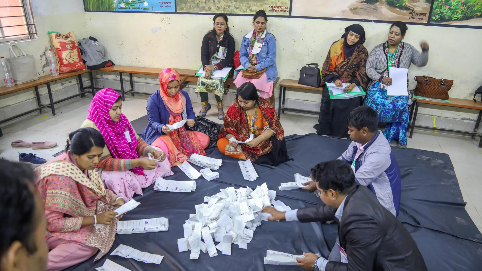 Dhaka (Bangladesh), 07/01/2024.- Bangladesh election officials count ballot papers after the end of the vote at a polling center during the 12th national general election day in Dhaka, Bangladesh, 07 January 2024. The last general election in Bangladesh was held in 2018. People are voting to select members of the national parliament, also known as Jatiya Sangsad. (Elecciones) EFE/EPA/MONIRUL ALAM 