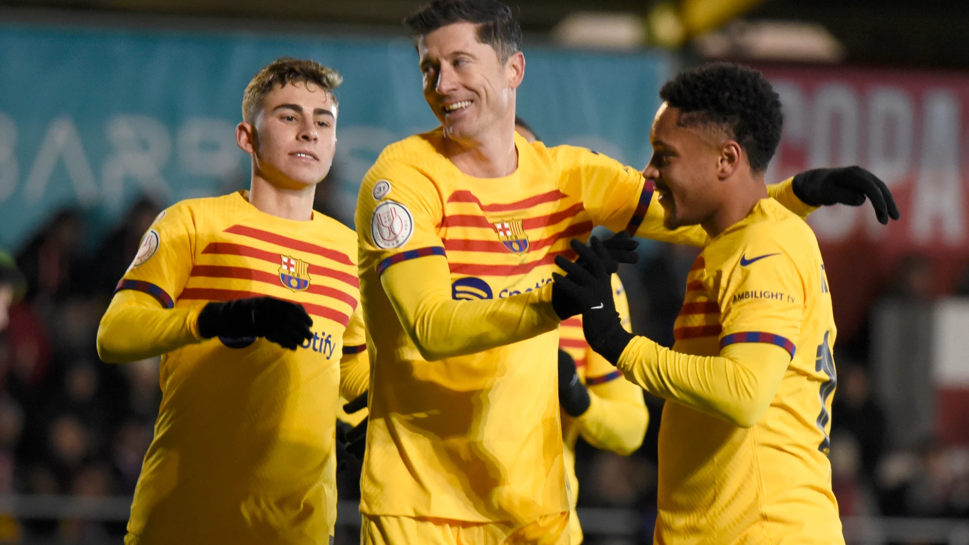 BARBASTRO (HUESCA), 07/01/2024.- El delantero polaco del FC Barcelona Robert Lewandowski (c) celebra su gol durante el encuentro correspondiente a los dieciseisavos de final de la Copa del Rey disputado hoy domingo en el Estadio Municipal de la localidad oscense. EFE/ Javier Cebollada 