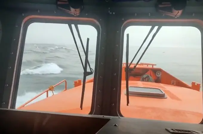 Rescatados cuatro inmigrantes de dos embarcaciones de juguete en el Estrecho