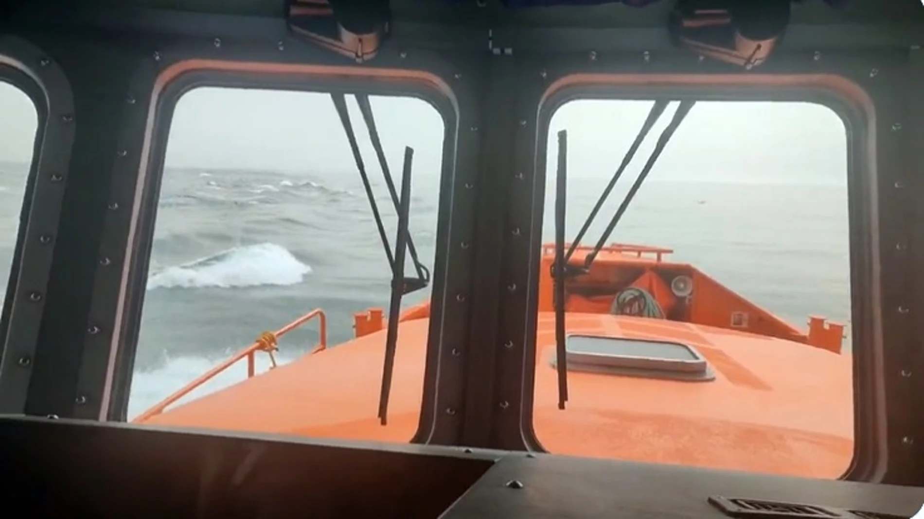 Rescatados cuatro varones magrebíes en dos pateras 'toy' en el Estrecho