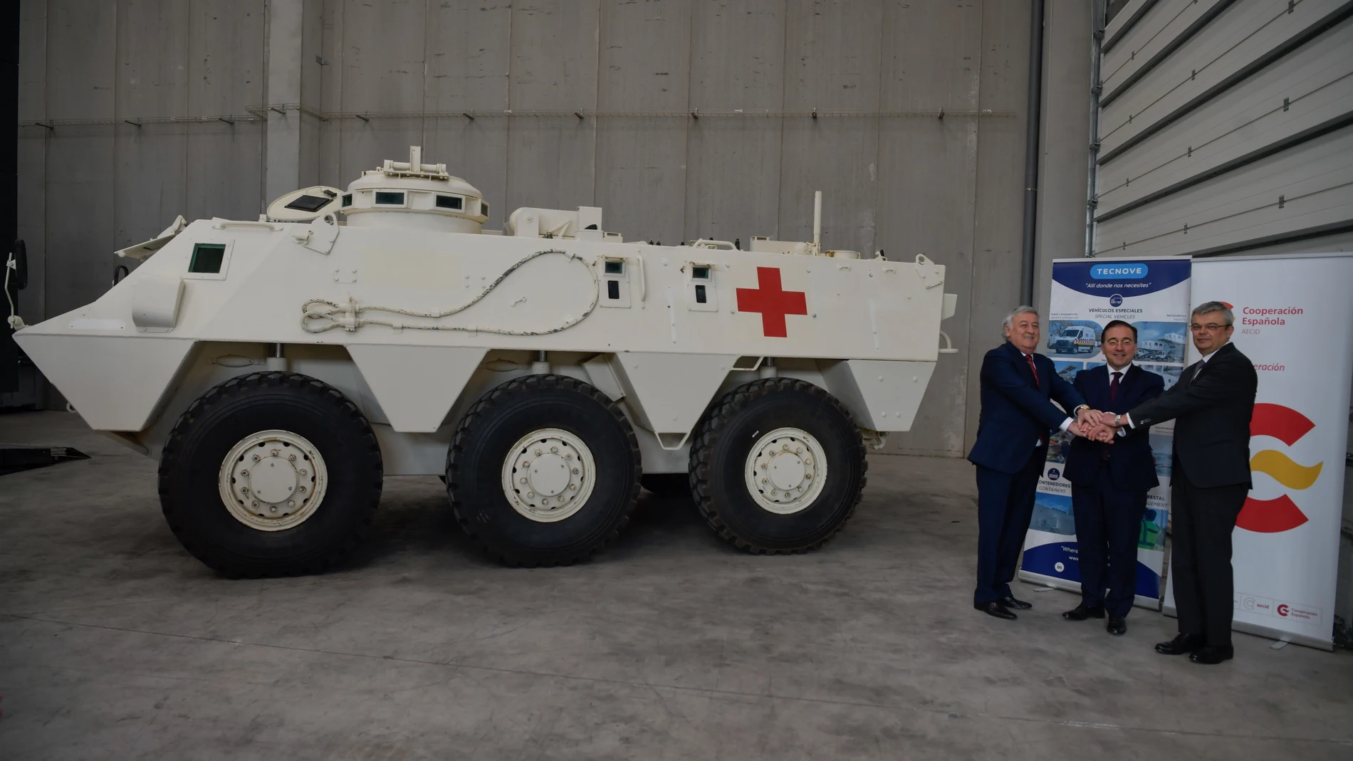 Albares visita las ambulancias blindadas adaptadas en Herencia EUROPA PRESS / EUSEBIO GARCÍA DE 08/01/2024