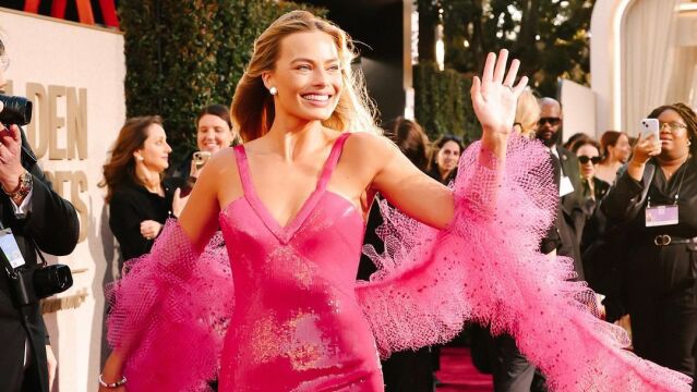 Margot Robbie al más puro estilo Barbie.
