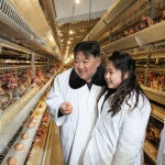 Kim Jong Un junto a su hija Kim Ju Ae en una graja de pollos
