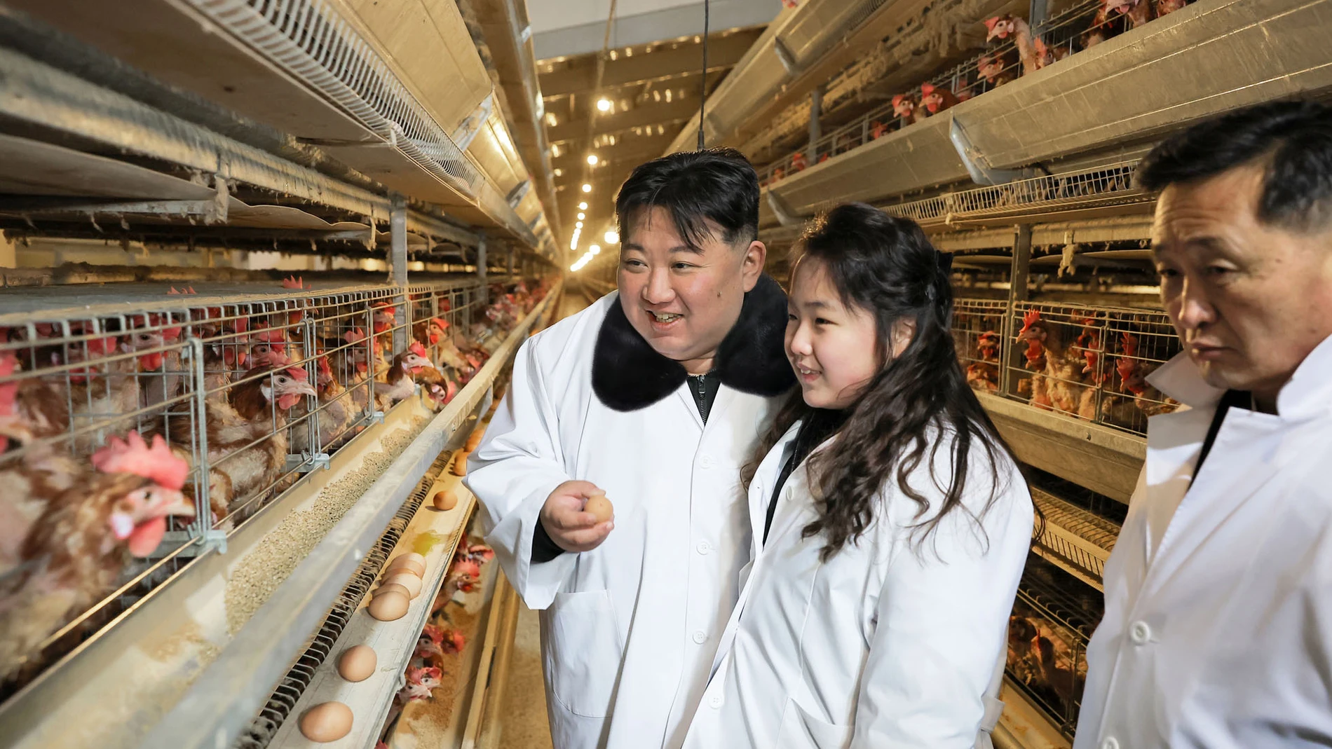 Kim Jong Un junto a su hija Kim Ju Ae en una graja de pollos