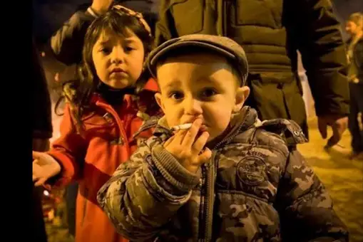 Tabaco en lugar de juguetes: la polémica tradición de un pueblo de Portugal que regala cigarrillos a los niños en Reyes