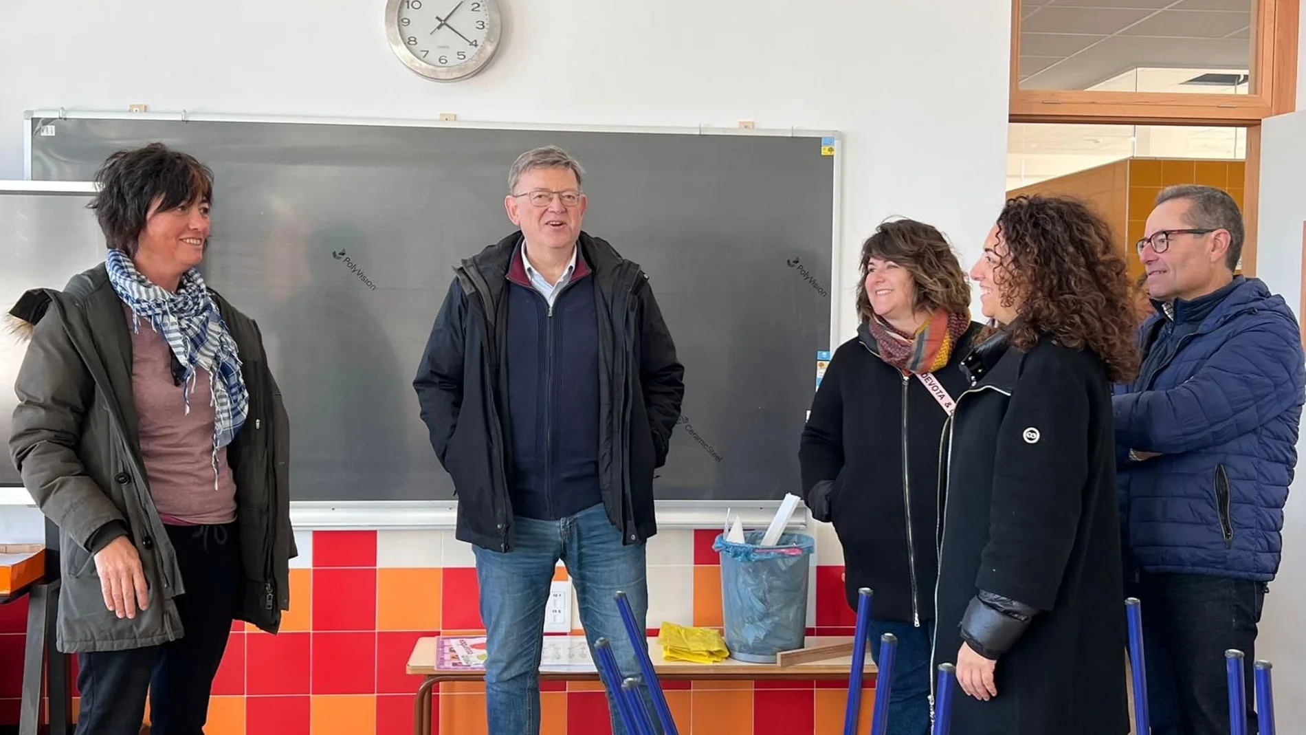 Ximo Puig visita un colegio cuya reforma se inició en su mandato