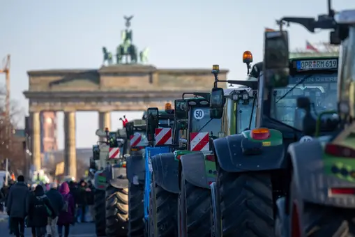 Los agricultores alemanes llevan sus protestas a la Puerta de Brandeburgo de Berlín