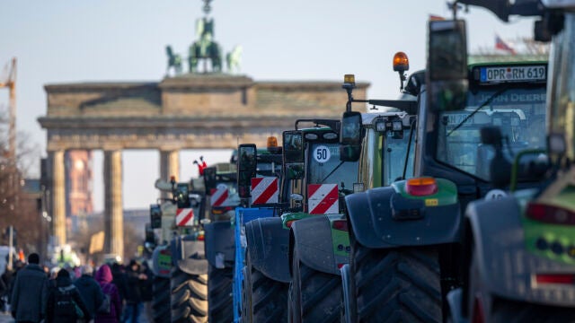 Fila de tractores rodea la emblemática puerta de Brandeburgo en París