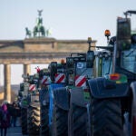 Fila de tractores rodea la emblemática puerta de Brandeburgo en París