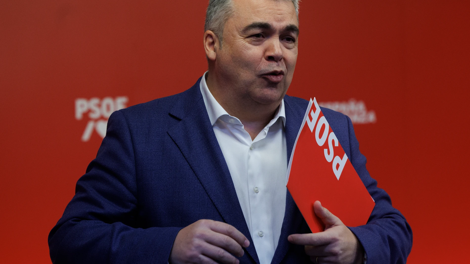 MADRID, 08/01/2024.- El secretario de organización del PSOE, Santos Cerdán, ofrece una rueda de prensa en la sede del PSOE en Madrid este lunes. EFE/Sergio Pérez