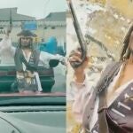 Un hombre pide limosna en un semáforo vestido de Jack Sparrow