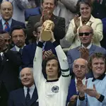 FILE - West Germany captain, Franz Beckenbauer holds up the World Cup trophy after his team defeated the Netherlands 2-1, in the World Cup final soccer match at Munich&#39;s Olympic stadium, in West Germany on July 7, 1974. (AP Photo/File)