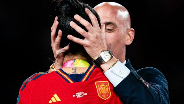 El polémico beso de Luis Rubiales a Jenni Hermoso