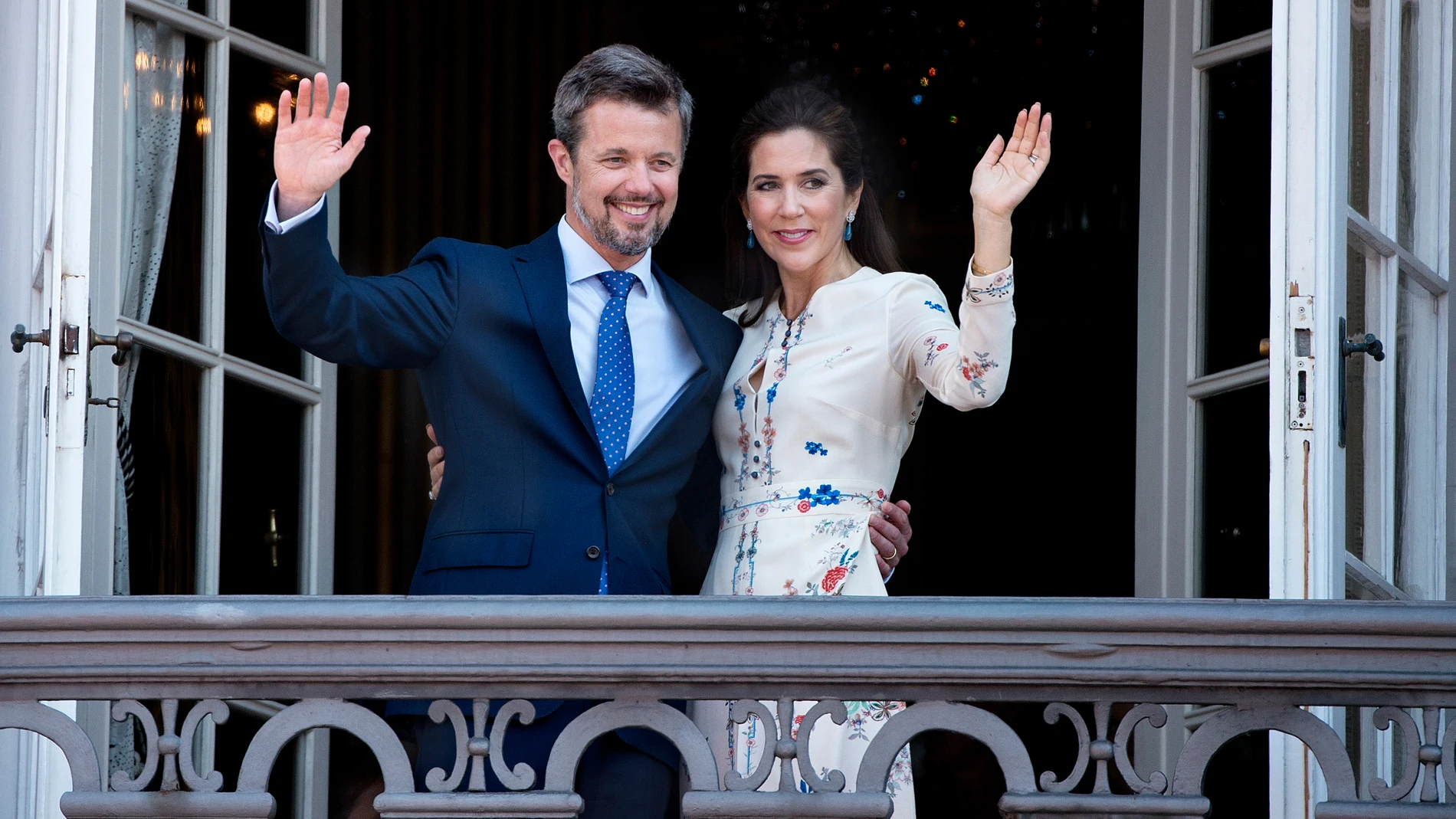 Copenhagen (Denmark), 26/05/2018.- (FILE) - Denmark's Crown Prince Frederik and Crown Princess Mary wave from the balcony of Amalienborg Castle on the Crown Prince's 50th birthday, in Copenhagen, Denmark, 26 May 2018 (reissued 08 January 2024). Denmark's Queen Margrethe II announced in her New Year's speech on 31 December 2023 that she would abdicate on 14 January 2024, the 52nd anniversary of her accession to the throne. Her eldest son, Crown Prince Frederik, is set to succeed his mother on ...