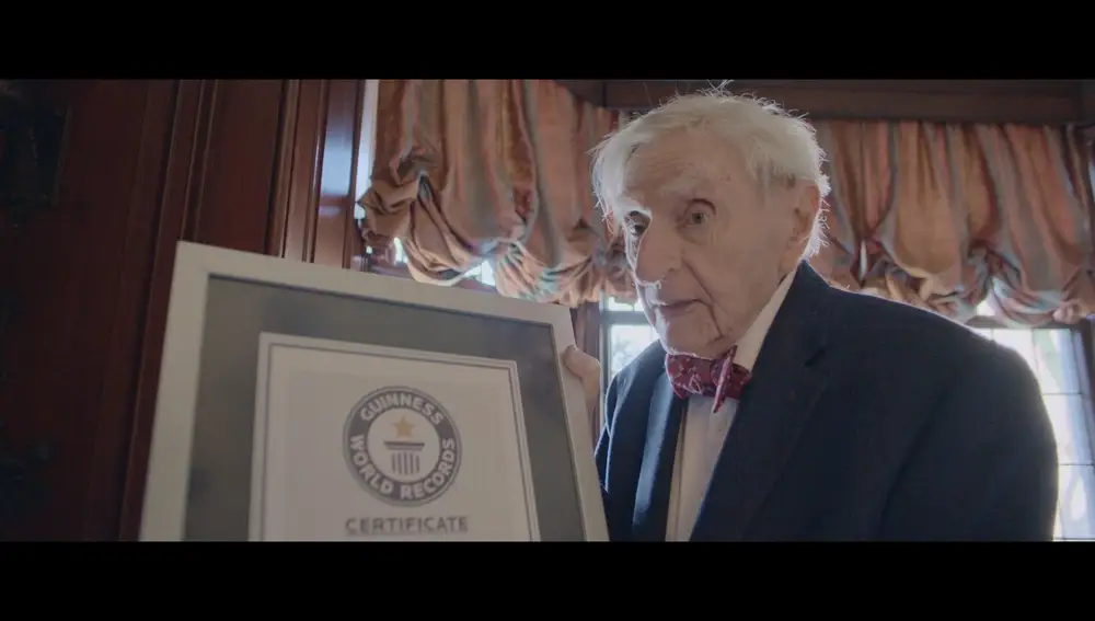 El Dr. Howard Tucker muestra su certificado Guiness de los récords
