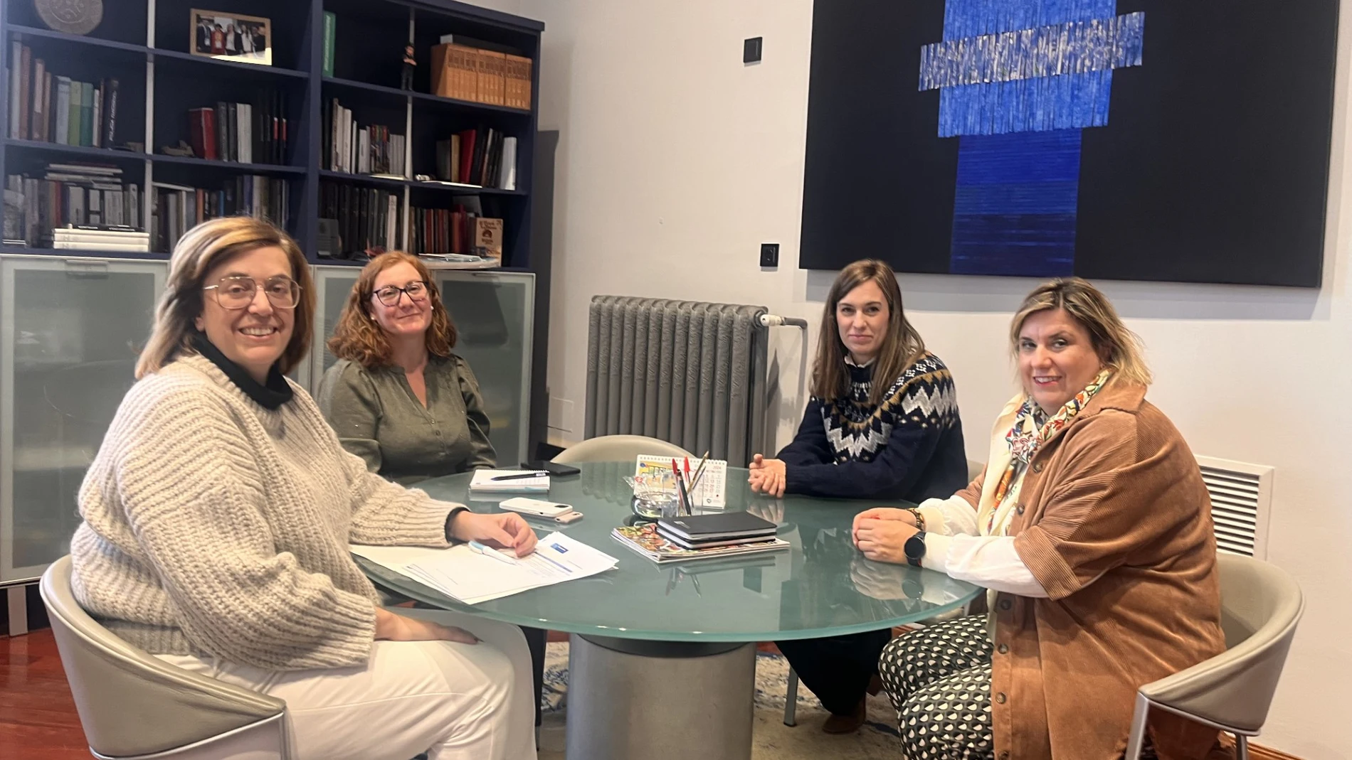 La presidenta de la Diputación de Palencia, Ángeles Armisén, se reúne con la alcaldesa de Pedraza de Campos, María Anabel García Aristín, y la concejal Noelia Trigueros