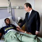 El entonces presidente, François Hollande, visitó a Théo en el hospital en 2017