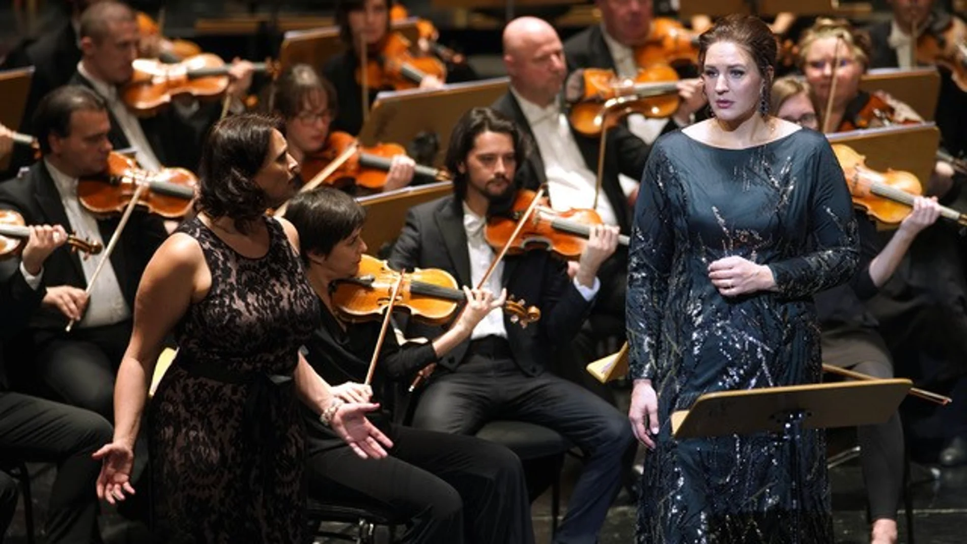 La soprano Lise Davidsen, en primer plano, en el coliseo madrileño