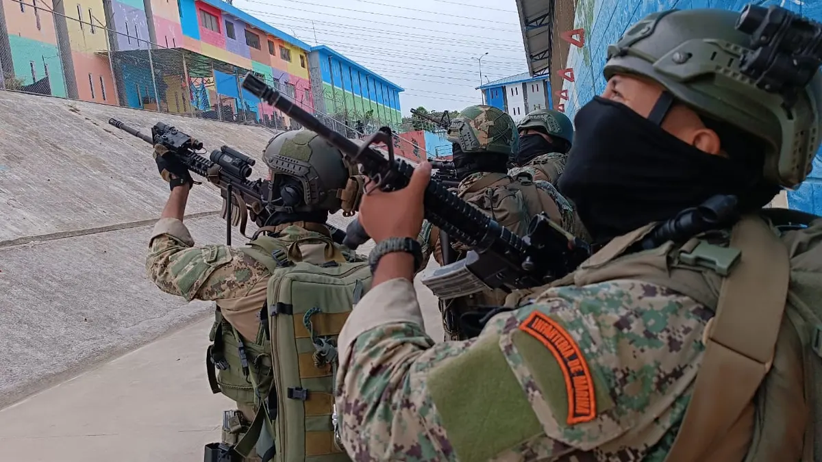 Noboa reconoce en un decreto que hay una guerra “interna” contra las mafias en Ecuador