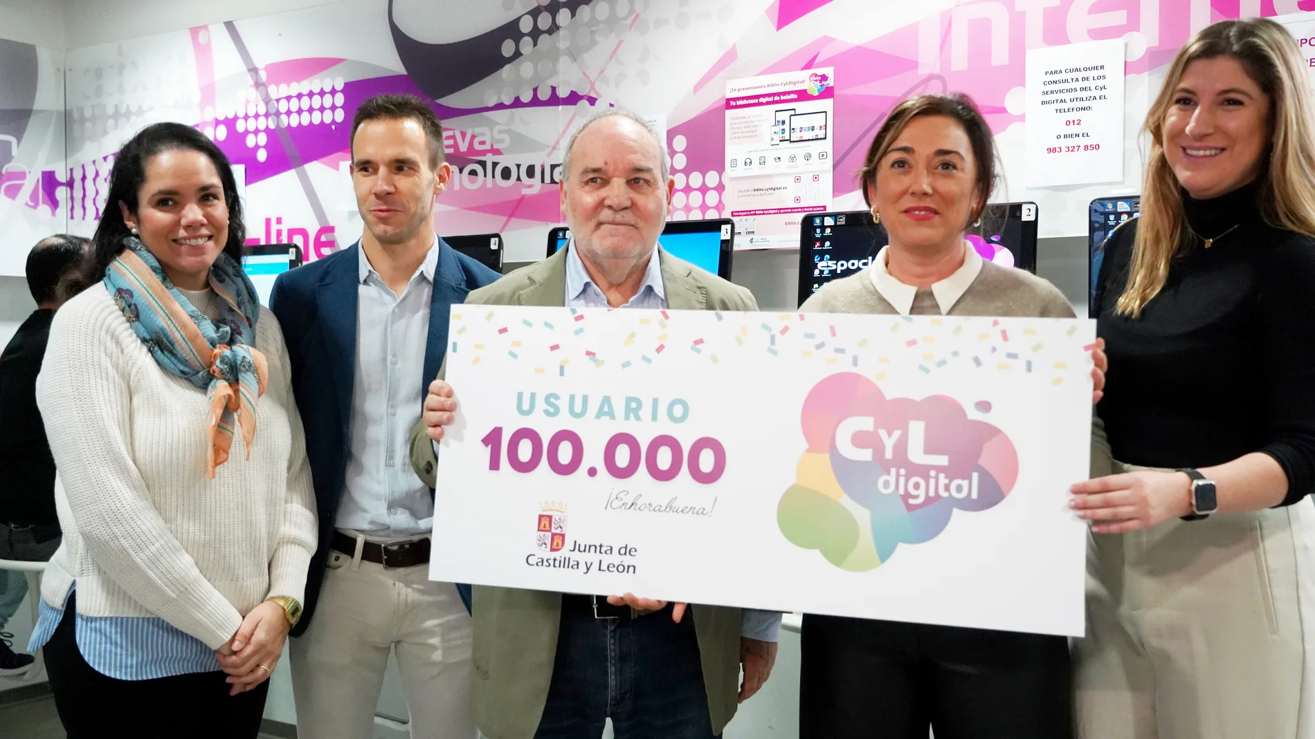 González Corral posa con José Luis, el usuario cien mil del Programa CyL Digital
