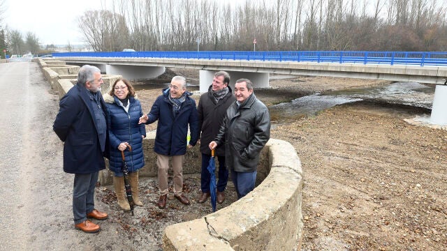 El presidente de la Diputación de Burgos, Borja Suárez, inaugura el nuevo puente