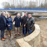 El presidente de la Diputación de Burgos, Borja Suárez, inaugura el nuevo puente