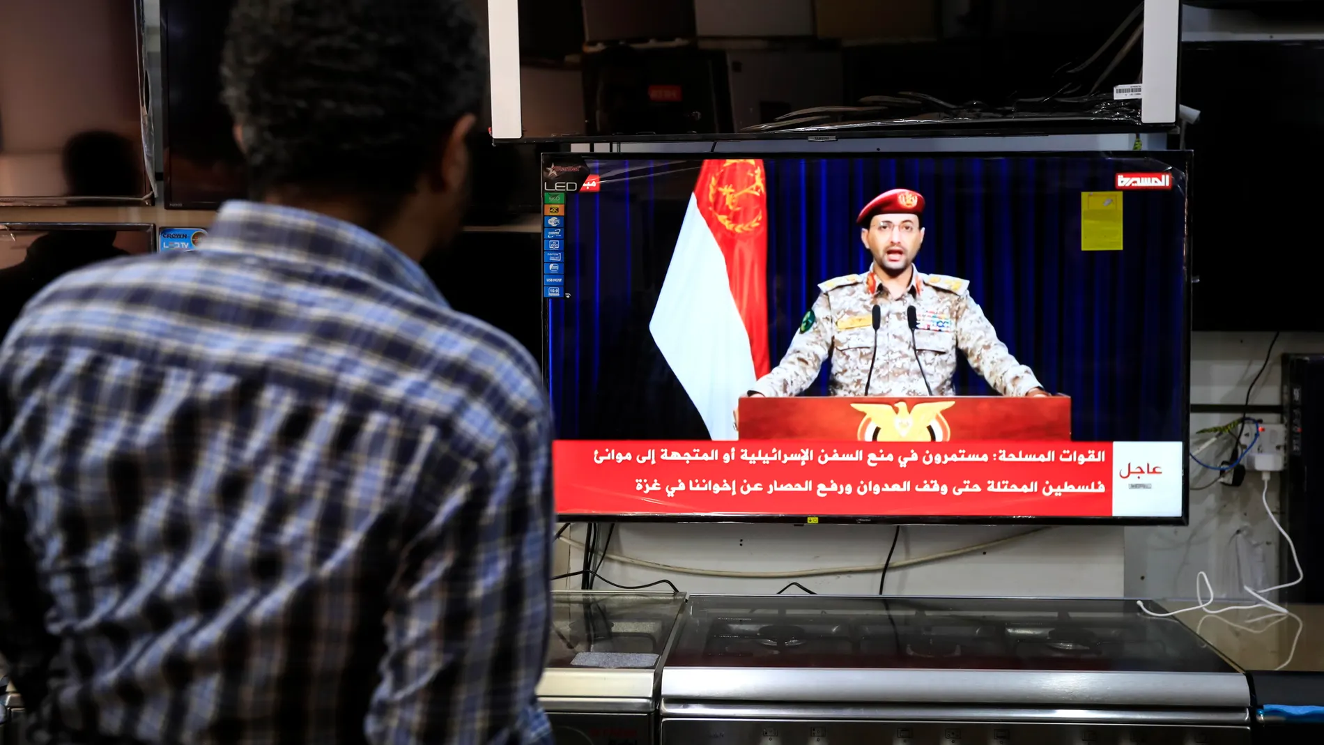 Sana'a (Yemen), 10/01/2024.- A person watches a TV statement by the Houthis' military spokesman Yahya Sarea following a large-scale missile and drone attack by Yemen's Houthis targeting shipping lanes in the Red Sea, in Sana'a, Yemen, 10 January 2024. According to the Houthis military spokesman Yahya Sarea, Yemen's Houthis have launched large-scale missile and drone attack against international shipping lanes in the Red Sea, in response to a previous US Navy attack on Houthi boats in the Red ...