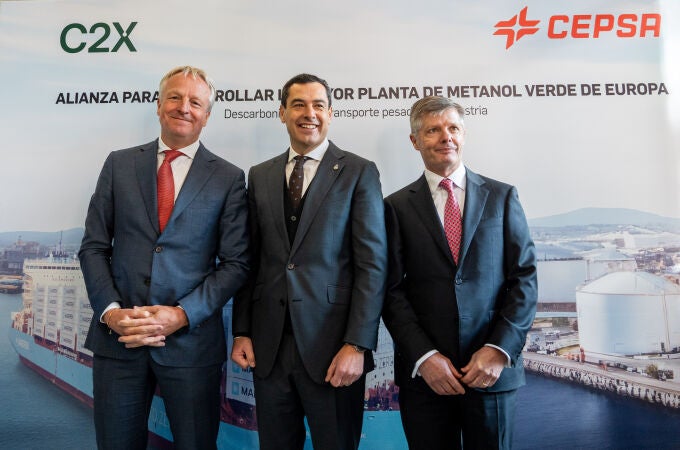 Juanma Moreno participa activamente en la presentación de la planta de metanol verde de Cepsa y Maersk