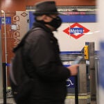 Madrid trabaja para implantar en Metro el sistema de pago con tarjeta bancaria
