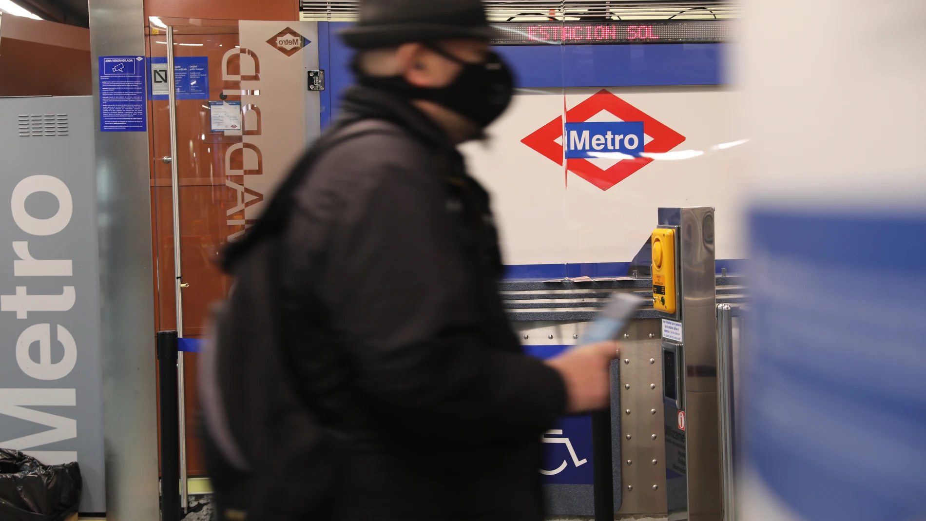 Madrid trabaja para implantar en Metro el sistema de pago con tarjeta bancaria