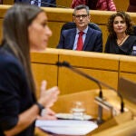 El pleno del Congreso, reunido excepcionalmente en el Senado, debate la convalidación de tres decretos del Gob
