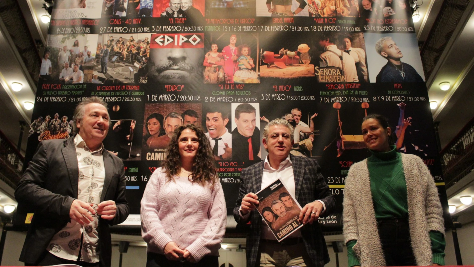 El diputado de Cultura, Juventud y Deportes, José María Bravo, y el director del Teatro, Marco Antonio Costa, presentan la programación