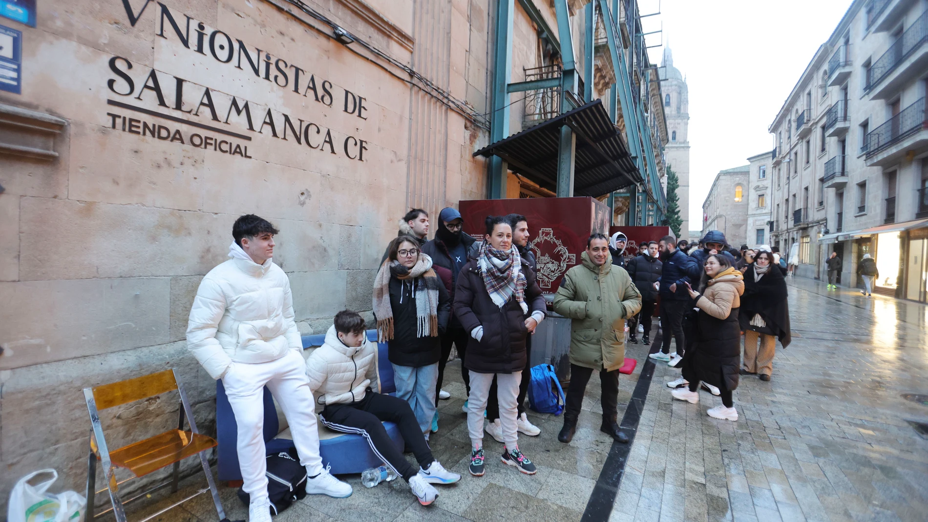 SALAMANCA, 10/01/2024.- Cientos de personas hacen cola desde la madrugada ante la puerta de la tienda de Unionistas en la Rúa Mayor de Salamanca para conseguir hacerse socio y tener acceso a una entrada para ver el partido de los octavos de la Copa del Rey ante el FC Barcelona, este miércoles. EFE/ JM García