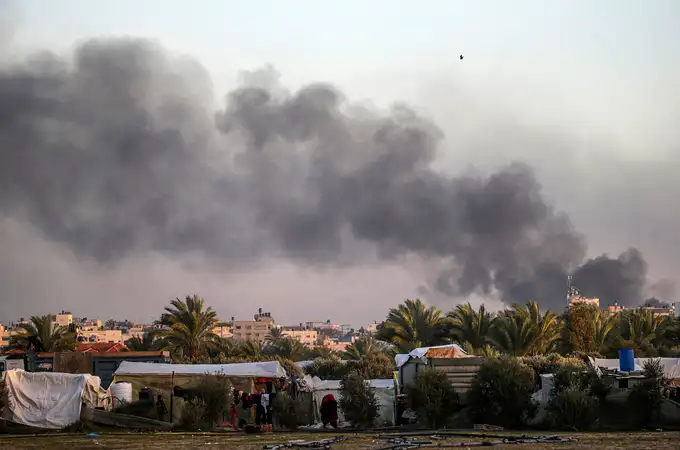 El Ejército israelí sigue intensos ataques en centro y sur de Gaza, pese a la retirada de las tropas en el norte