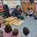 Alejandro Fonseca, coordinador del Yacimiento de Siega Verde, en el CEIP Virgen de la Vega de Salamanca