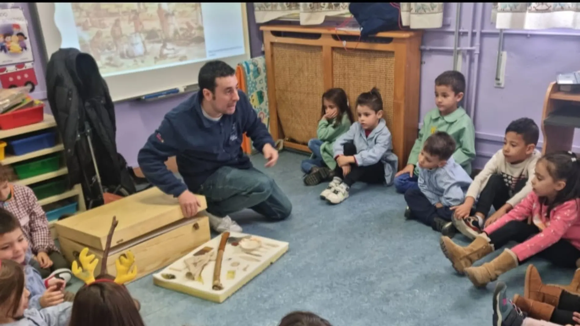 Alejandro Fonseca, coordinador del Yacimiento de Siega Verde, en el CEIP Virgen de la Vega de Salamanca