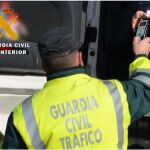 Un agente de la Guardia Civil de Valladolid realiza una prueba de control de alcoholemia a un conductor