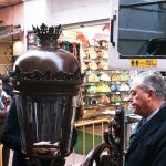 El alcalde de Sevilla observa con detalle la primera de las farolas fernandinas que se instalará en la calle Sierpes